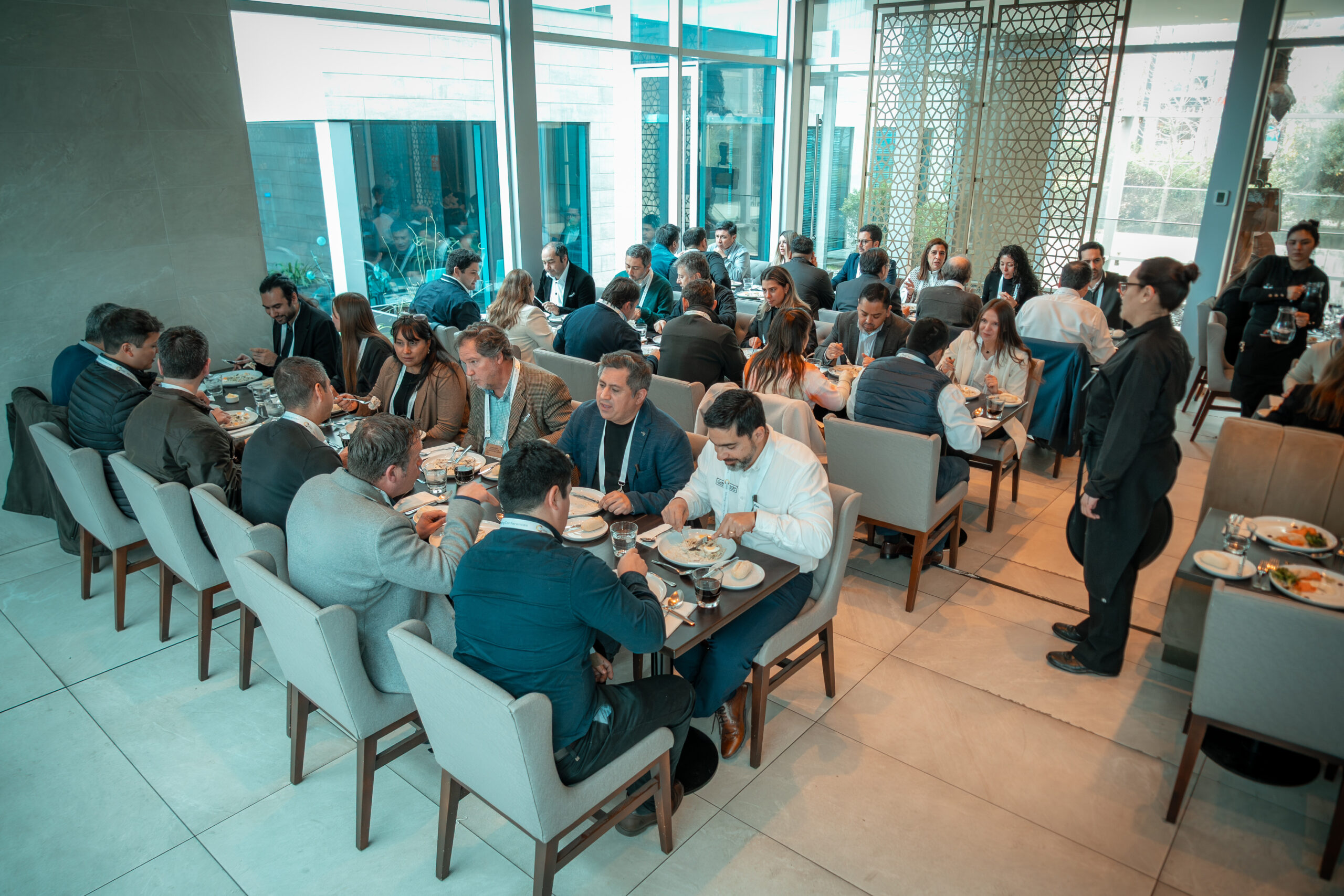 Asistentes participando en el congreso